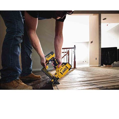 Dewalt Dcn682m1 20v Max Xr 18 Ga Cordless Flooring Stapler