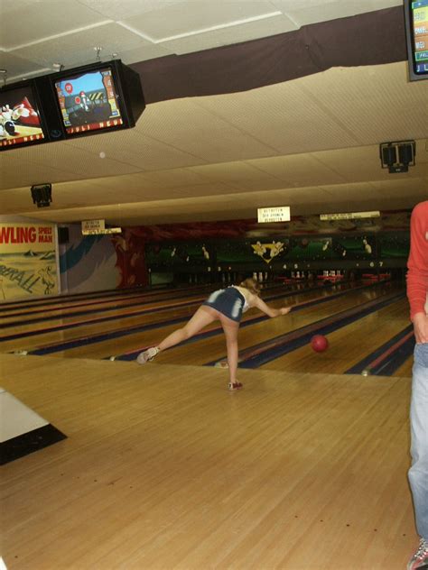 Sexy Bowling Foto And Bild Erwachsene Menschen In Der Freizeit