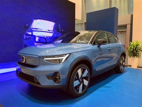 沃尔沃首款轿跑suv，全新c40实拍，双电四驱比领克05更帅 新浪汽车