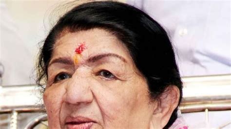 Lata Mangeshkar Health Update लता मंगेशकर की चल रही है थैरेपी डॉक्टर्स ने दिया लेटेस्ट हेल्थ