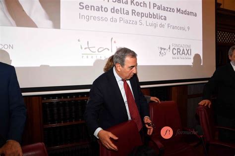 Tutti I Baciamano Al Ricordo Di Bettino Craxi In Senato Foto Di Pizzi