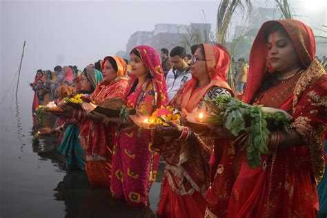 सुबह से यमुना के घाटों पर जुटी भीड़ सुख समृद्धि के लिए की प्रार्थना 7