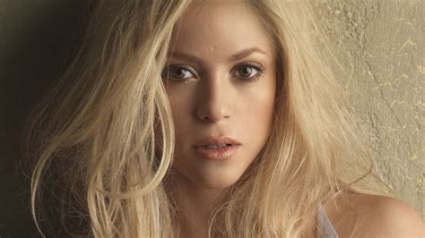 Download Brown Eyes Blonde Face Colombian Singer Music Shakira HD Wallpaper