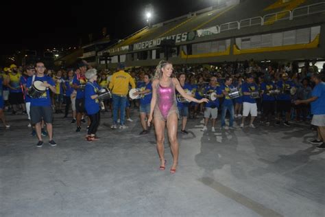 Lívia Andrade cai no samba da Tuiuti de body cavadão OFuxico