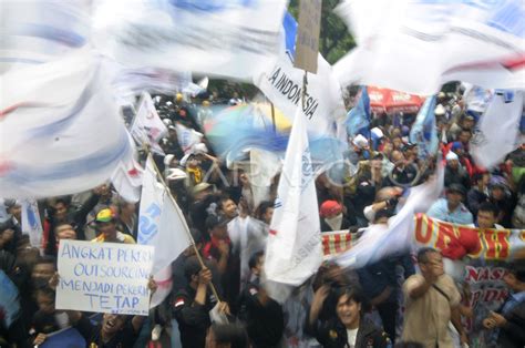 BURUH TUNTUT KENAIKAN UPAH ANTARA Foto