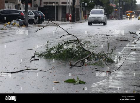 RIO DE JANEIRO RJ 17 02 2015 TEMPORAL NO RIO DE JANEIRO Forte