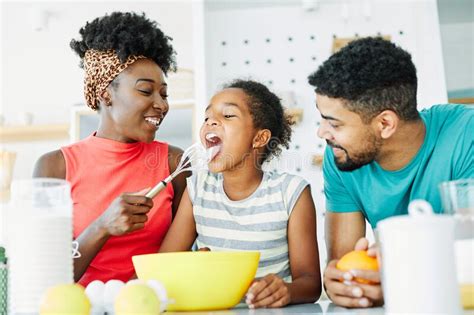 Cocina Familiar Infantil Comida Hija Madre Padre Jugo De Naranja