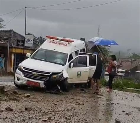 Naas Ambulance Bawa Pasien Rujukan Dari Pesisir Barat Kecelakaan Di