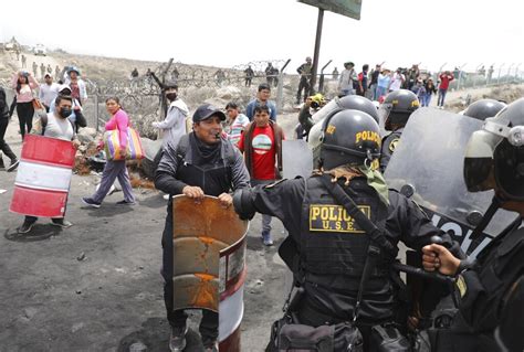 Polic A Muere Calcinado En El Marco De Las Protestas En Per