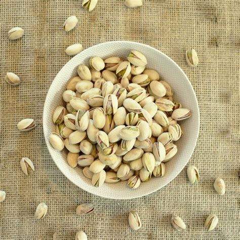 Pistachos Con Cascara Tostados Y Salados Entre Costales