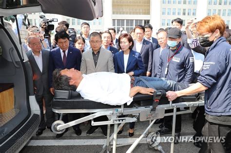 단식 16일째 이학재 구급차로 병원 이송 연합뉴스