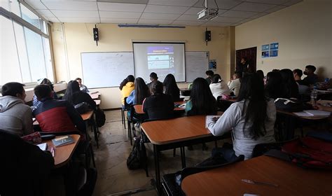 800 estudiantes de la Universidad Central del Ecuador exigen prórroga