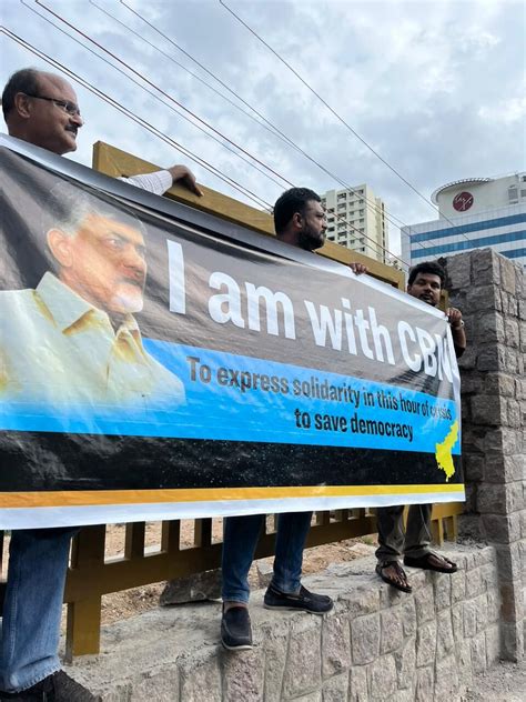 It Professionals Protest Naidus Arrest At Wipro Circle Gachibowli