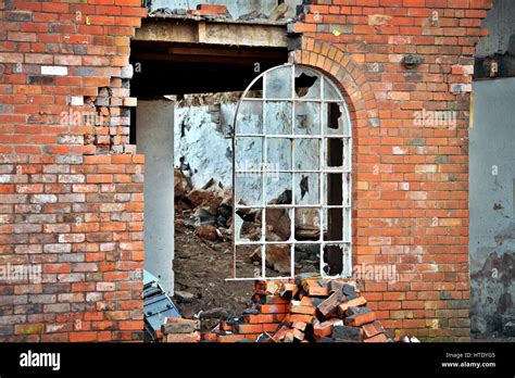 Broken Down Building Hi Res Stock Photography And Images Alamy