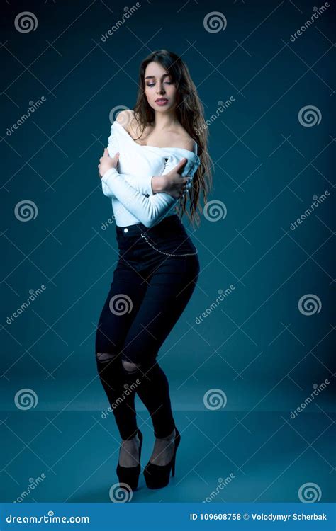 Sexy Brunette In Zwarte Met Hoog Gehielde Schoenen Strakke Broeken En Een Naakte Schouder Over