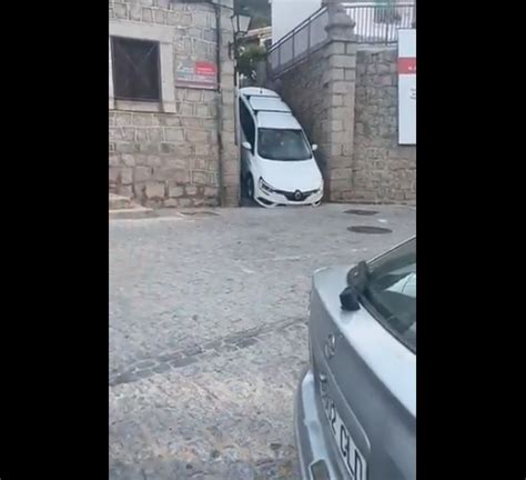 Conductor Intenta Bajar Su Coche Por Las Escaleras Y Queda Atorado Dat