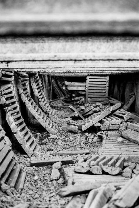 Toma Vertical En Escala De Grises De Un Antiguo Matadero Abandonado En