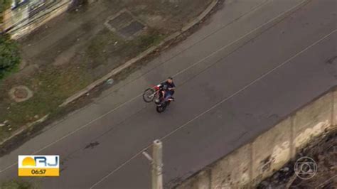 Homem Flagrado Empinando Moto Sem Placa Em Uma Das Ruas Mais