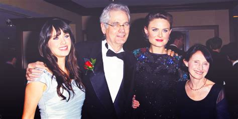 Zooey & Emily Deschanel with their parents | Emily deschanel, New girl ...