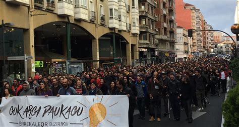 Cientos De Personas Arropan A Los Jóvenes De Errekaleor