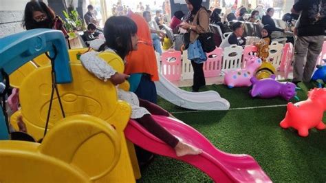 Serunya Bermain Di Area Anak Stasiun Pasar Senen Sangat Membantu