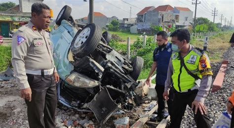 Tabrakan Mobil Vs Kereta Api Di Lintasan Ka Tanpa Palang Pintu Tewas