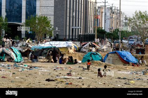 India slum children hi-res stock photography and images - Alamy