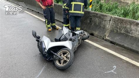 騎機車過彎自撞！男大生墜溝「血染河面」 搶救無效身亡