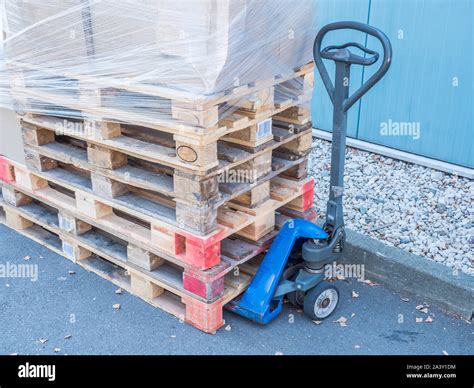 Truck Load Pallets Hi Res Stock Photography And Images Alamy