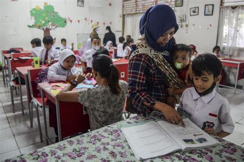 Tak Ada Guru Orang Tua Dan Relawan Bahu Membahu Mengajar Murid Sdn 01 Pondok Cina