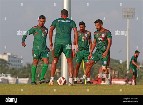 La selección nacional de fútbol de Bangladesh asiste a la sesión de