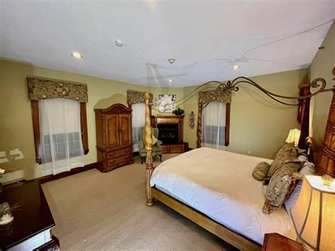 THE PORT HOTEL $157 ($̶1̶7̶4̶) - Updated 2023 Prices & B&B Reviews - Port Washington, WI