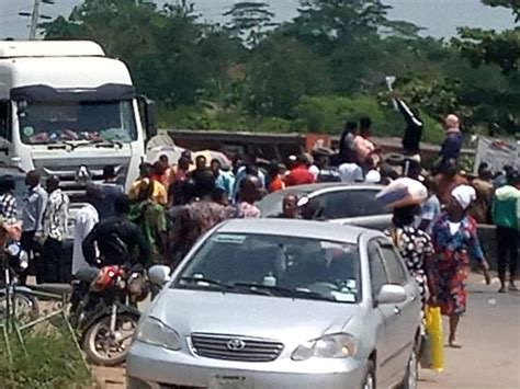 Chinedum Sunday Nwa Biafra On Twitter Breaking Youths Seize Road In