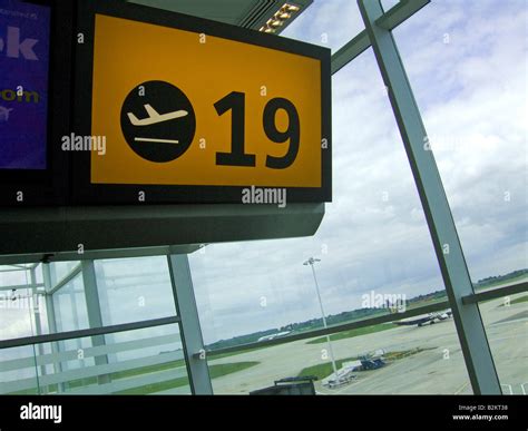 Flight gate hi-res stock photography and images - Alamy