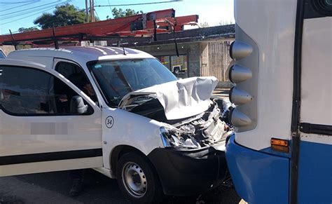 Fuerte Choque Entre Un Colectivo Y Una Camioneta En Burzaco Un Herido