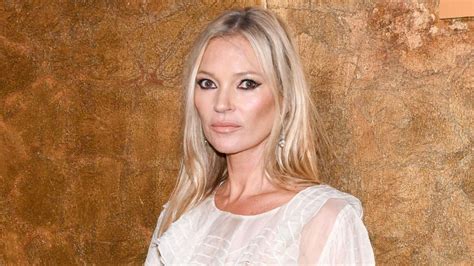 Kate Moss Seins Nus Sous Une Robe Transparente La Reine De La Naked