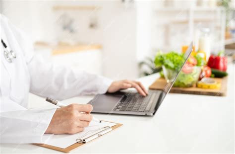 Premium Photo Female Nutritionist Doctor Writing Vegetable Diet Plan