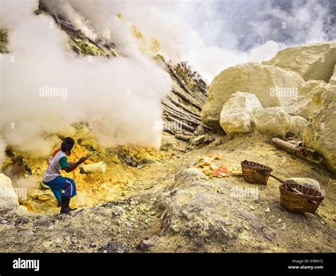 La minera de azufre recolectando azufre en el volcán Kawah Ijen en Java