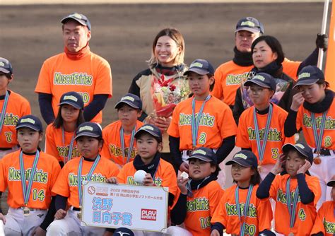 渋野日向子 地元岡山で小学生ソフトボール大会「打たれた～！」東京金の原田のどかと真剣勝負も ゴルフ写真ニュース 日刊スポーツ