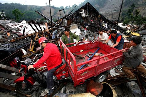 亲历汶川地震救灾摄影师公开采访手记，大量灾区照片首曝