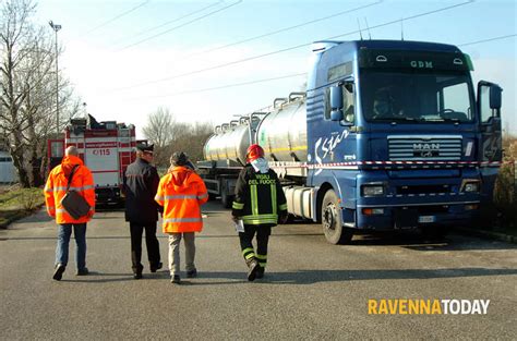 Trovato Morto Nel Camion Cisterna Foto Di Massimo Argnani