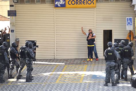 Pol Cia Liberta Funcion Rios Dos Correios Feitos Ref Ns Em Ag Ncia De