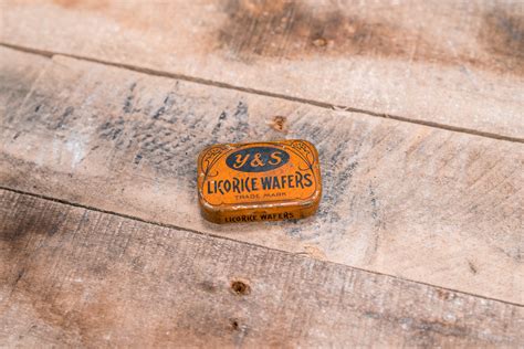 Vintage Yands Licorice Wafers Tin Brooklyn Ny Man Cave Rustic Collectable