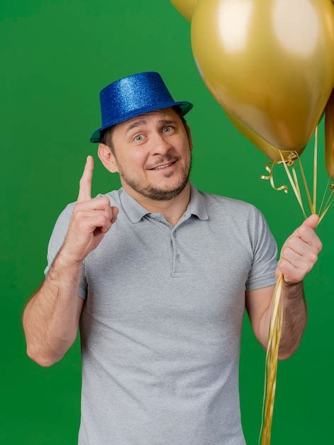 Impressionné Jeune Homme De Fête Portant Chapeau De Fête Tenant Des