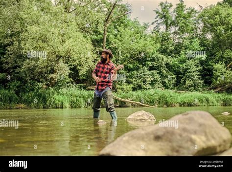 Découvrez la légende Pêcheur expérimenté dans l eau Homme attrapant le poisson Homme mature