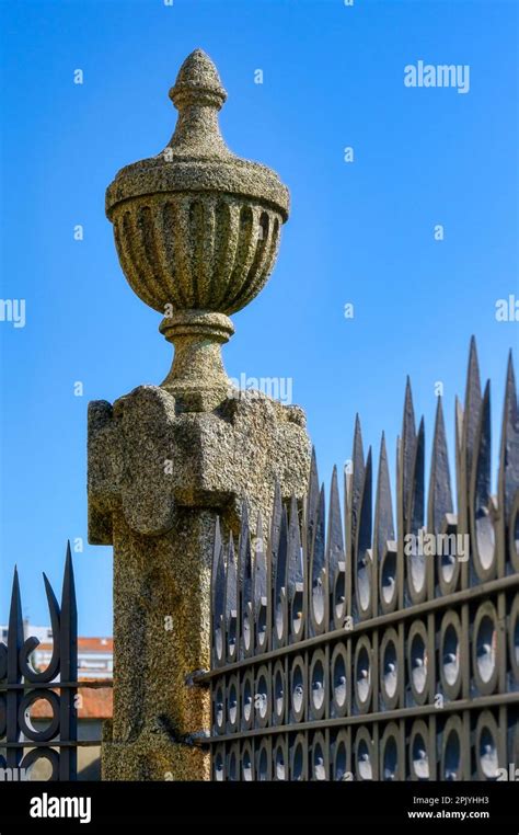 Decoraci N De Piedra En Una Columna De Piedra Que Sostiene La Valla De