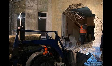 В Саратове пьяный водитель грузовика протаранил дом, а потом убегал от ...