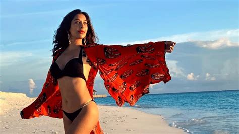Sophie Choudry Is Scorching HOT In Uber Sexy Lilac Bikini Check Out