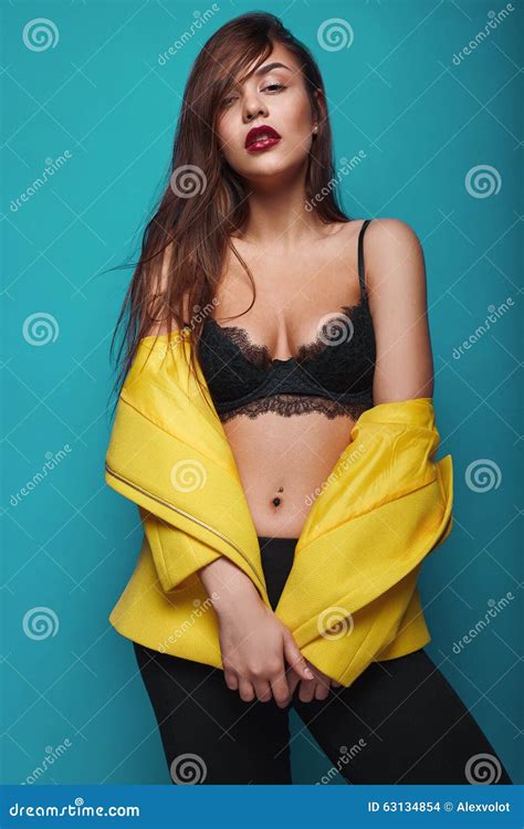 Retrato De La Mujer Joven Del Swag Elegante Del Encanto De La Moda Foto