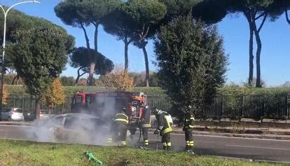 Auto In Fiamme A Roma Paura A Via Leone Xiii